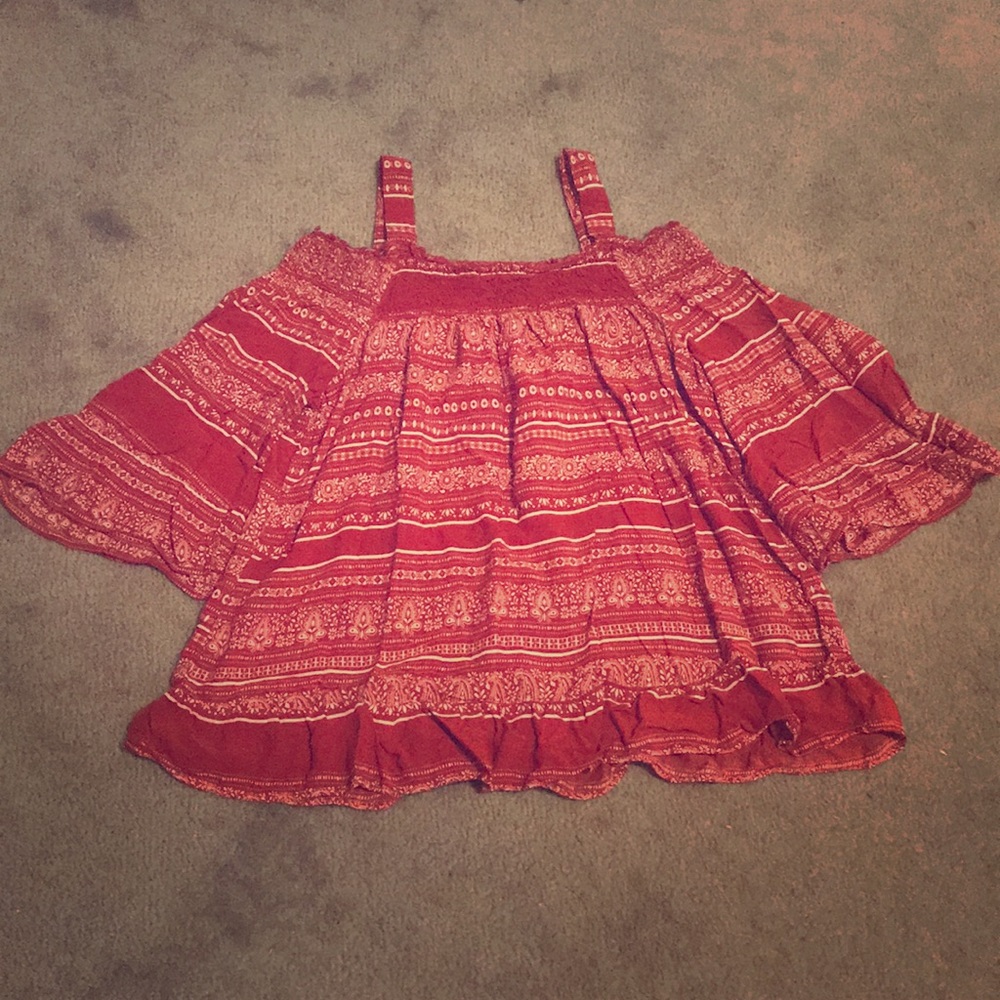 Shoulder less blouse with open arms.